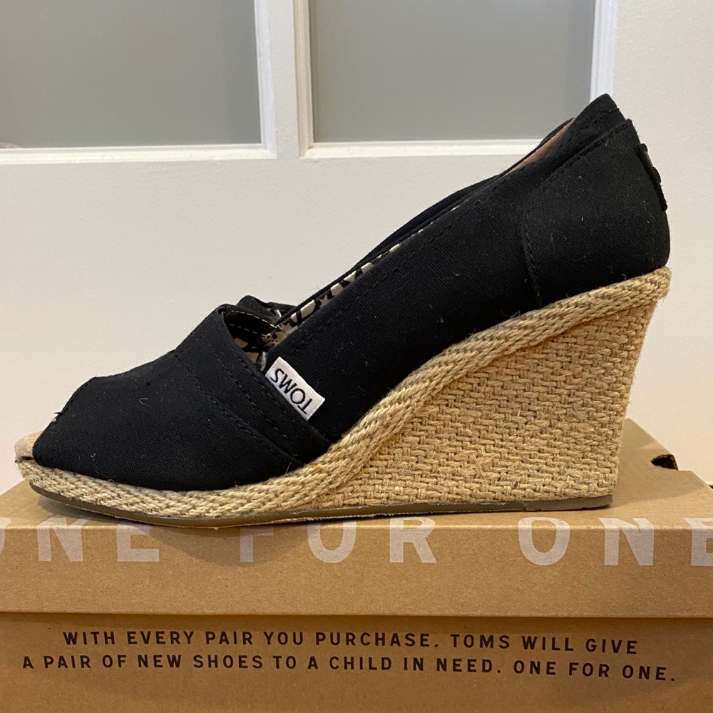 Tom’s canvas wedges